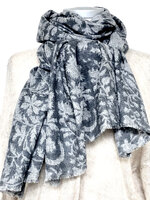sjaal/omslagdoek hand block print  medium merino wol print 1- grijs