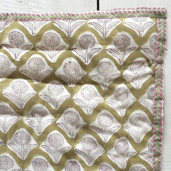 UITVERKOCHT- deken quilt eenpersoons reversible blockprint 8- khaki-rood/roze-groen