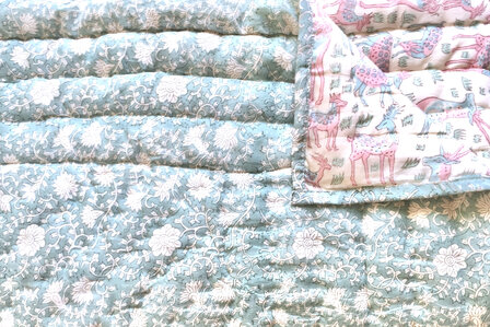 UITVERKOCHT- deken quilt kind reversible blockprint 3- hertjes pastel/licht turquoise