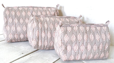 ALLE MATEN UITVERKOCHT-toilettas blockprint soft  in 3 maten -licht grijs/roze 