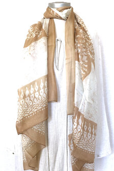 UITVERKOCHT- sjaal XL zijde  met print off-white/nude star flower
