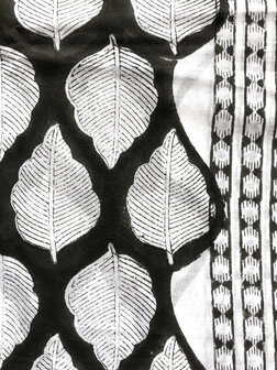 pareo/sarong/sjaal voilekatoen met hand-blockprint 17- black leaves