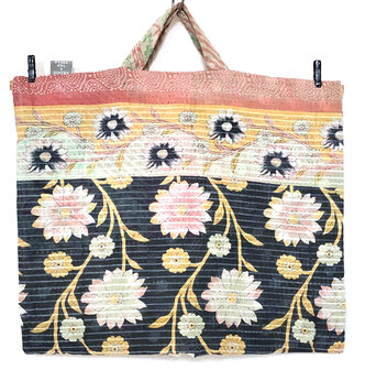  VERKOCHT- kussen pick-up 11 -vintage quilt met 2 hengsels zwart/roze pastel