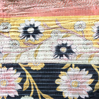  VERKOCHT- kussen pick-up 11 -vintage quilt met 2 hengsels zwart/roze pastel