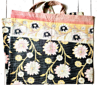  VERKOCHT- kussen pick-up 11 -vintage quilt met 2 hengsels zwart/roze pastel
