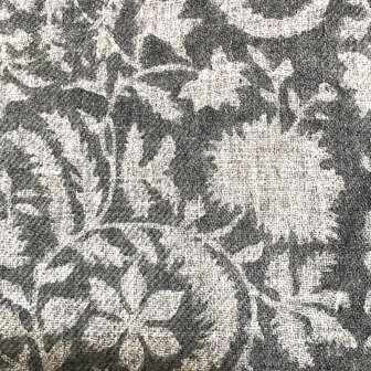 sjaal/omslagdoek hand block print  medium merino wol print 4- grijs