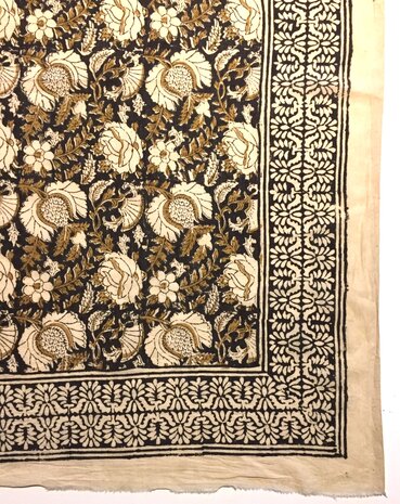 sjaal/pareo voilekatoen met bagru  print zwart/oker bloem
