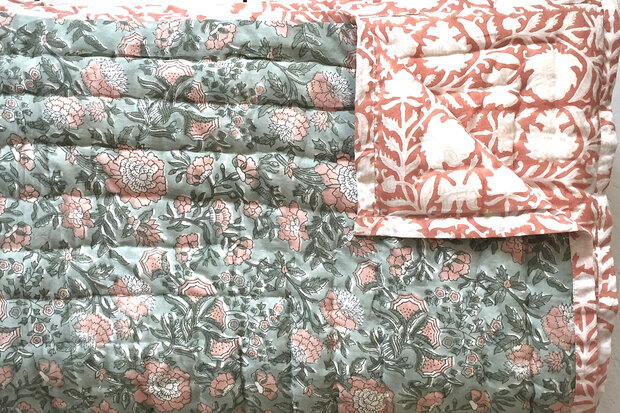 UITVERKOCHT - deken quilt eenpersoons reversible blockprint 4- groen-koraal roze/ brique