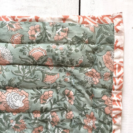 UITVERKOCHT - deken quilt eenpersoons reversible blockprint 4- groen-koraal roze/ brique