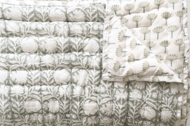 UITVERKOCHT- deken quilt tweepersoons reversible blockprint 2-grijs-groen/lotus beige 