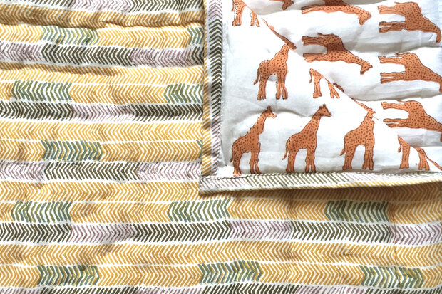  UITVERKOCHT- deken quilt kind reversible blockprint 2- giraffe/geel-groen