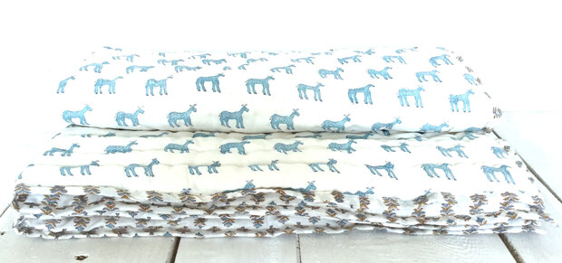 deken quilt kind reversible blockprint 5- hertje blauw/boompjes