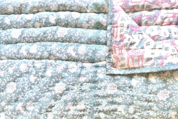 deken quilt kind reversible blockprint 3- hertjes pastel/licht turquoise