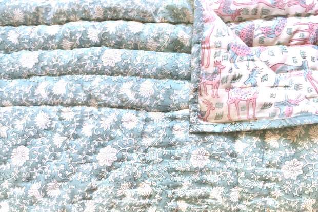 UITVERKOCHT- deken quilt kind reversible blockprint 3- hertjes pastel/licht turquoise