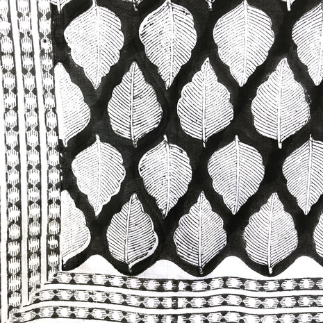 pareo/sarong/sjaal voilekatoen met hand-blockprint 17- black leaves