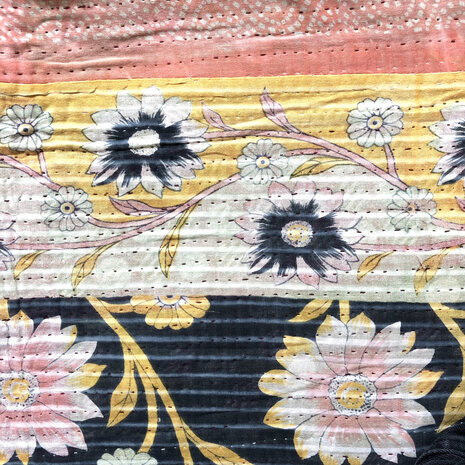  VERKOCHT- kussen pick-up 11 -vintage quilt met 2 hengsels zwart/roze pastel