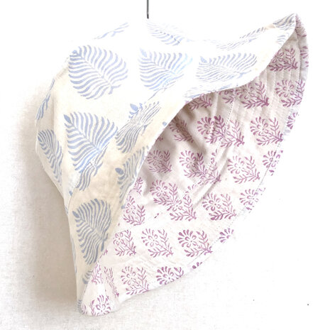 zonnehoedje reversible katoen met hand-blockprint 1- lila/licht blauw
