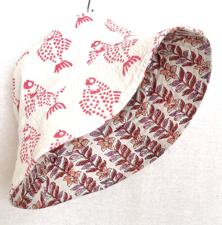zonnehoedje reversible katoen met hand-blockprint 2- roze/rood