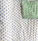deken quilt peuter/kind dik - blockprint op wit: bladmotief groen met blauwe aapjes_