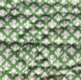 deken quilt peuter/kind dik - blockprint op wit: bladmotief groen met blauwe aapjes_