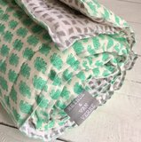 deken quilt peuter/kind dik - blockprint op wit: groene olifantjes met grijze strooiprint_