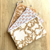 set van 3 etuis /make-up tasjes plat  blockprint 3 -caramel/bruin-blauw/khaki